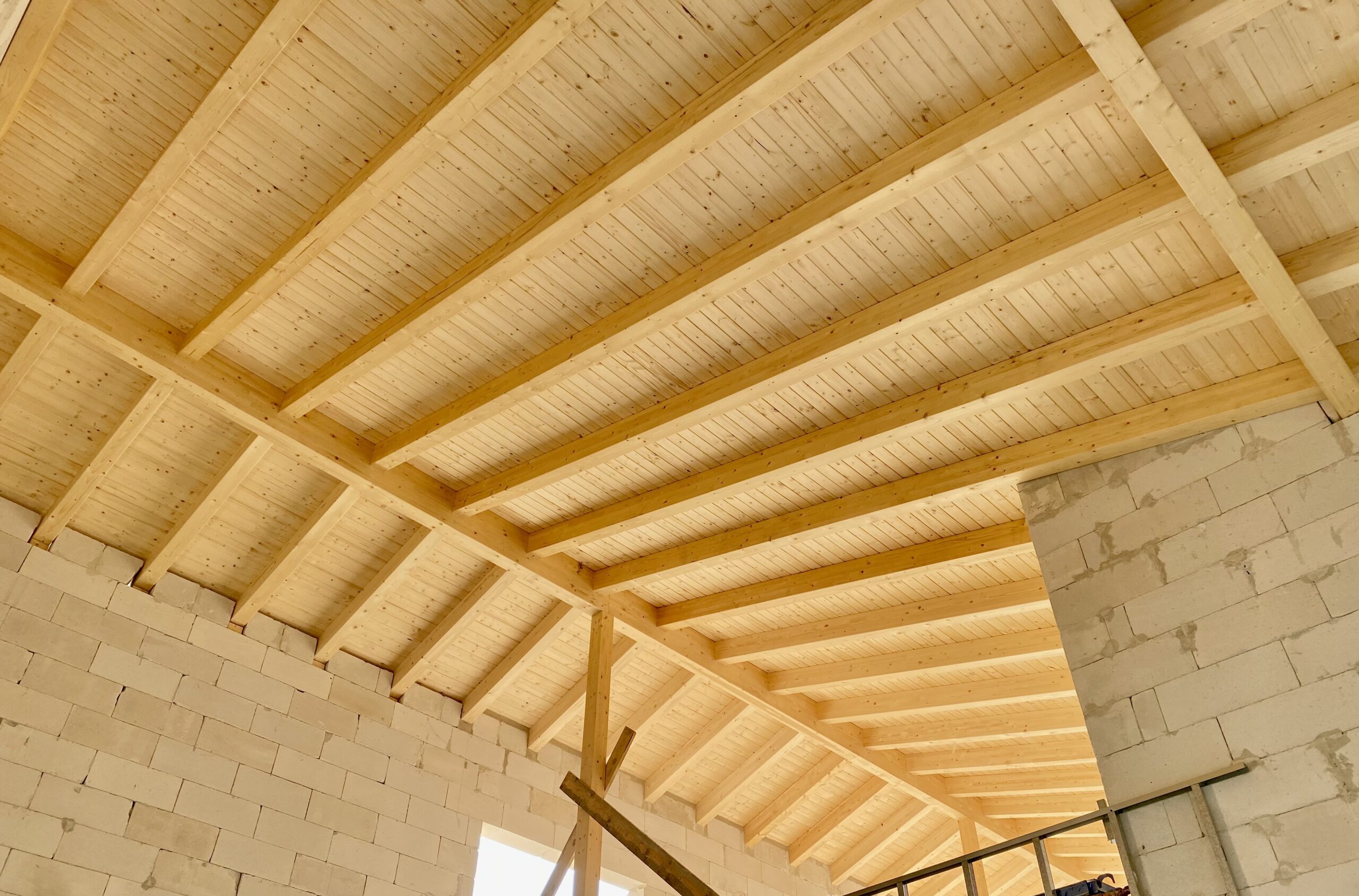 Sudor ético trabajo Los beneficios de las vigas en madera en techos; alta resistencia