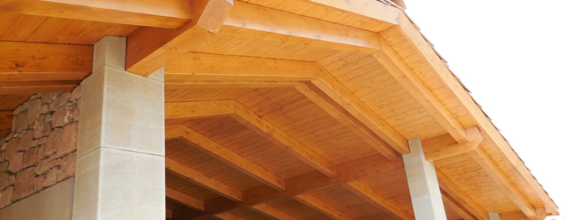 Las estructuras de madera son muy útiles para construir techos, cubiertas o conseguir una planta extra a distinta altura. Dependiendo de que se use en su fabricación se pueden encontrar diferentes tipos.
