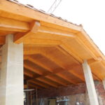 Las estructuras de madera son muy útiles para construir techos, cubiertas o conseguir una planta extra a distinta altura. Dependiendo de que se use en su fabricación se pueden encontrar diferentes tipos.