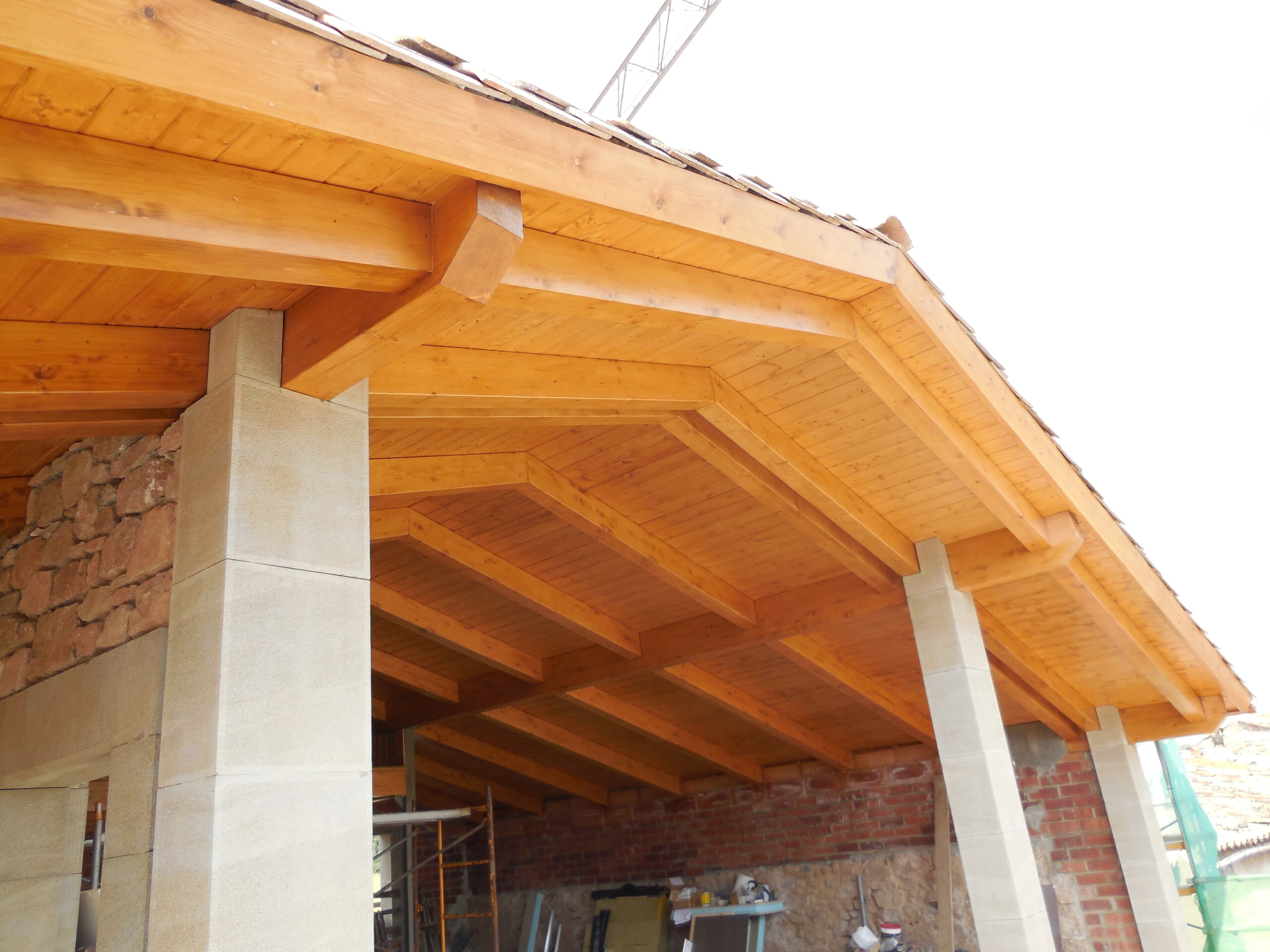 Las estructuras de madera son muy útiles para construir techos, cubiertas o conseguir una planta extra a distinta altura. Dependiendo de que se use en su fabricación se pueden encontrar diferentes tipos.