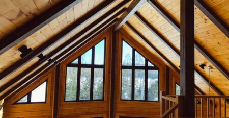 Una estructura de vigas de madera se puede conservar. Pero en la rehabilitación de tejados se refuerza, impermeabiliza y aísla adecuadamente.