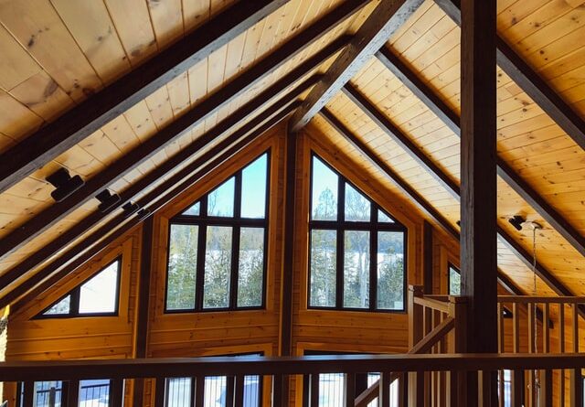 Una estructura de vigas de madera se puede conservar. Pero en la rehabilitación de tejados se refuerza, impermeabiliza y aísla adecuadamente.