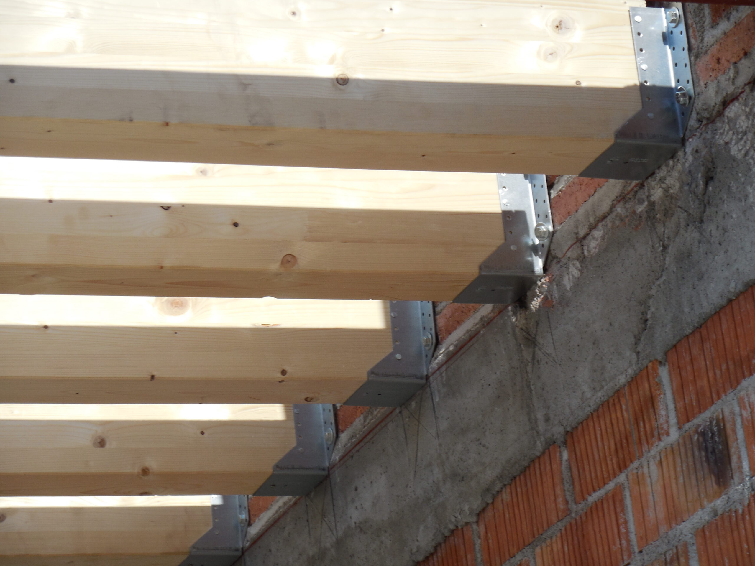 La colocación de vigas de madera puede transformar cualquier espacio creando cubiertas y techos. Para hacerlo de manera correcta es necesario seguir una serie de pasos.