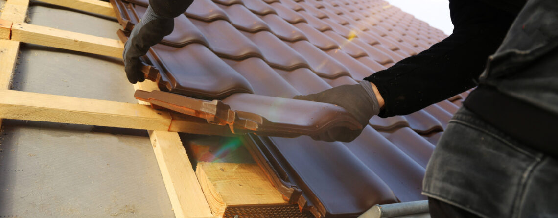 La cubierta en teja es perfecta para rehabilitar naves industriales. El material usado cuenta con características que contribuyen a que el espacio vuelva a recuperar su funcionalidad.