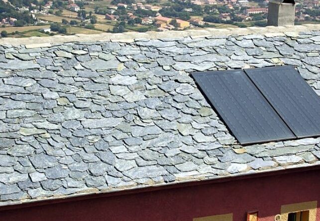 ¿Te preocupa que las placas solares en tejados sobresalgan demasiado? En este artículo te contamos la solución que nosotros te ofrecemos.