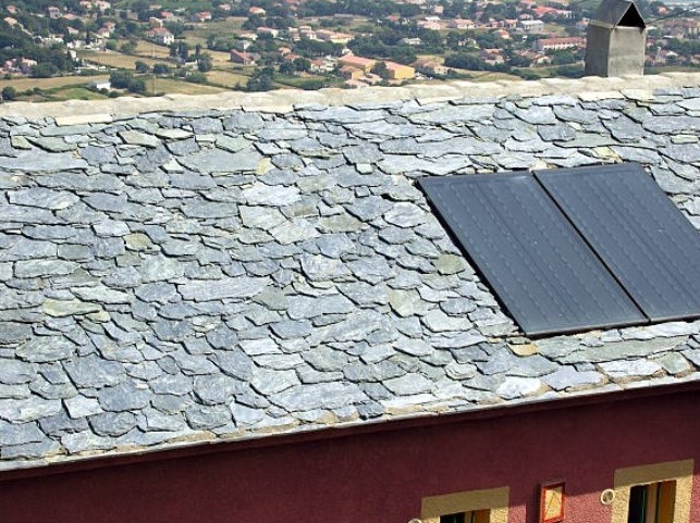 ¿Te preocupa que las placas solares en tejados sobresalgan demasiado? En este artículo te contamos la solución que nosotros te ofrecemos.